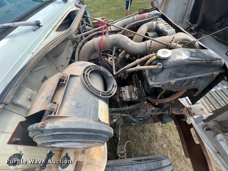 image for item IA9200 1991 International 4900  flatbed truck