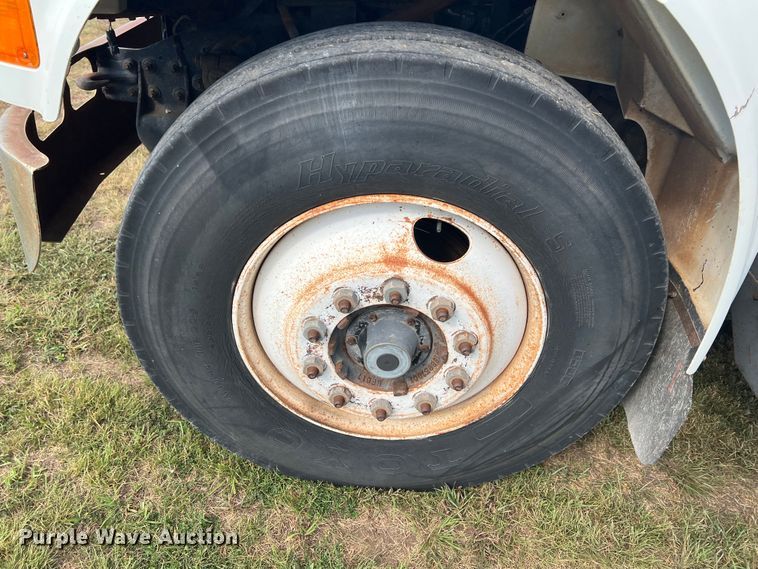 image for item IA9200 1991 International 4900  flatbed truck