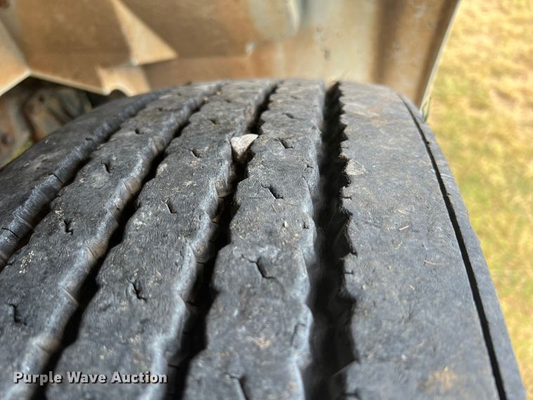 image for item IA9200 1991 International 4900  flatbed truck