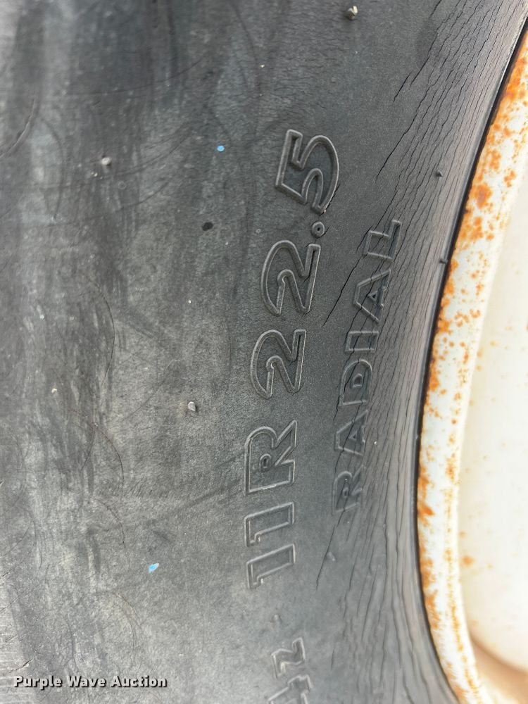 image for item IA9200 1991 International 4900  flatbed truck