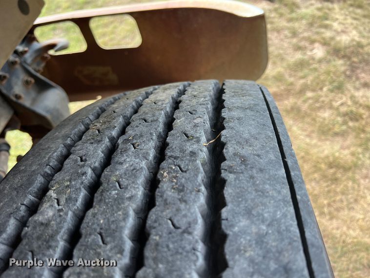 image for item IA9200 1991 International 4900  flatbed truck