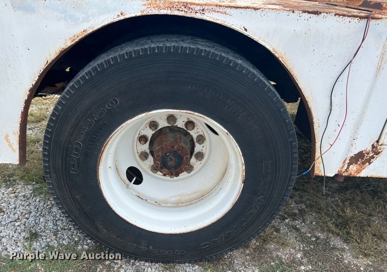 image for item IA9200 1991 International 4900  flatbed truck