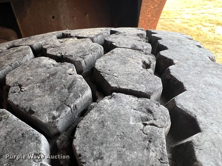 image for item IA9200 1991 International 4900  flatbed truck