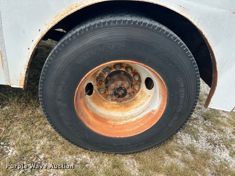 image for item IA9200 1991 International 4900  flatbed truck