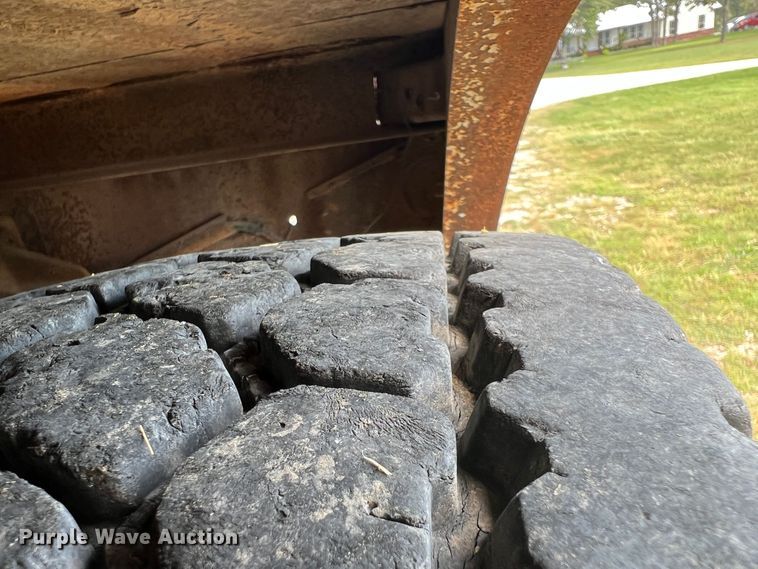 image for item IA9200 1991 International 4900  flatbed truck