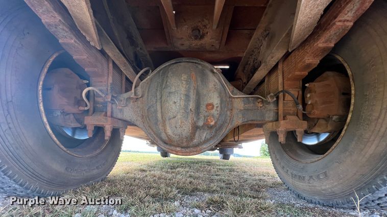 image for item IA9200 1991 International 4900  flatbed truck