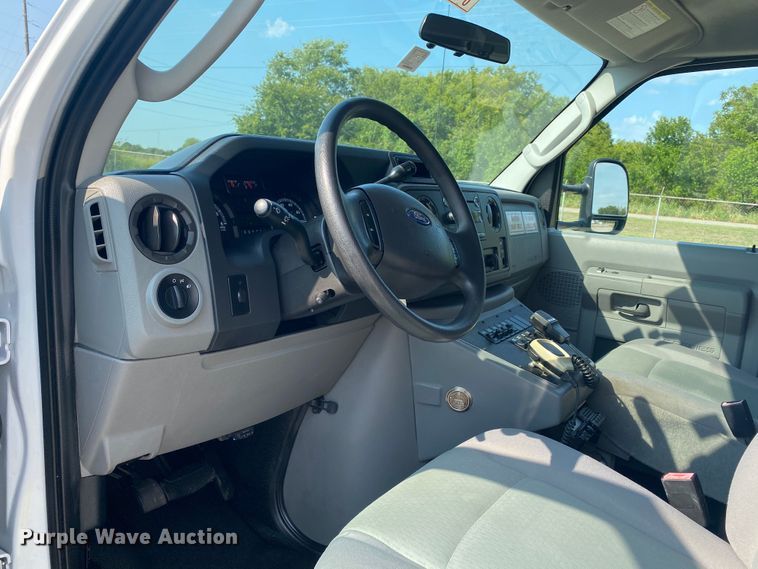 image for item JW9423 2011 Ford E450 Super Duty  delivery van