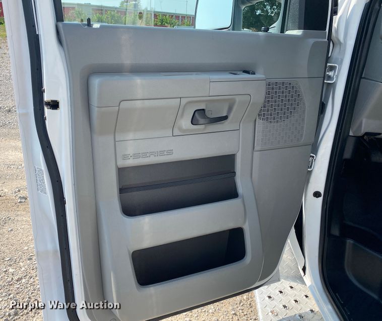 image for item JW9423 2011 Ford E450 Super Duty  delivery van