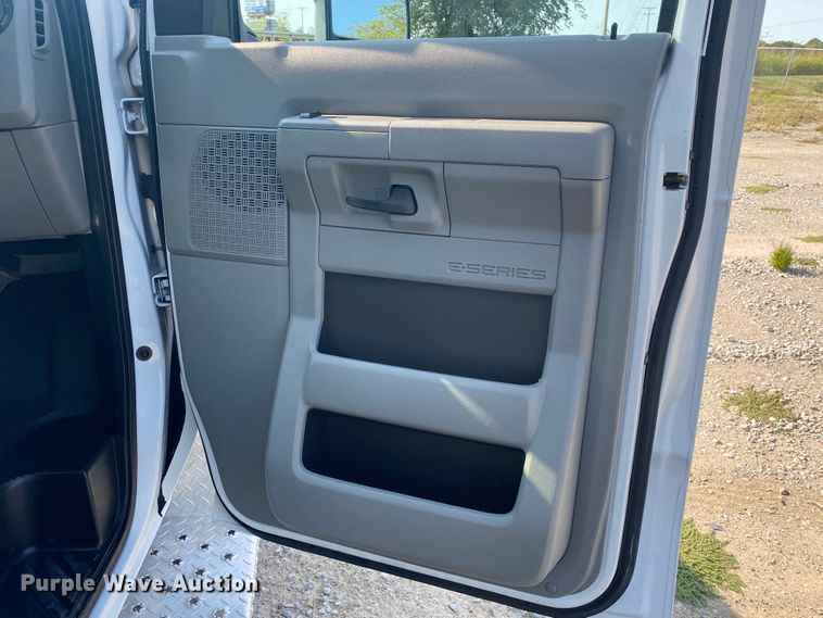 image for item JW9423 2011 Ford E450 Super Duty  delivery van