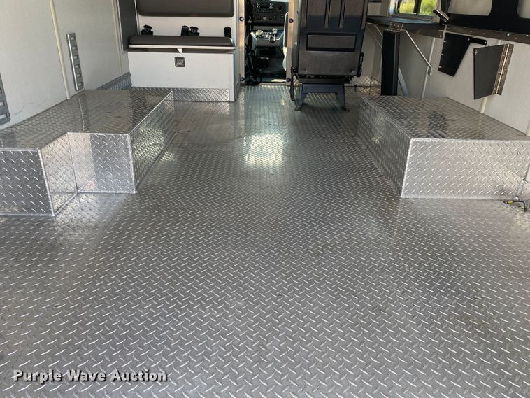 image for item JW9423 2011 Ford E450 Super Duty  delivery van