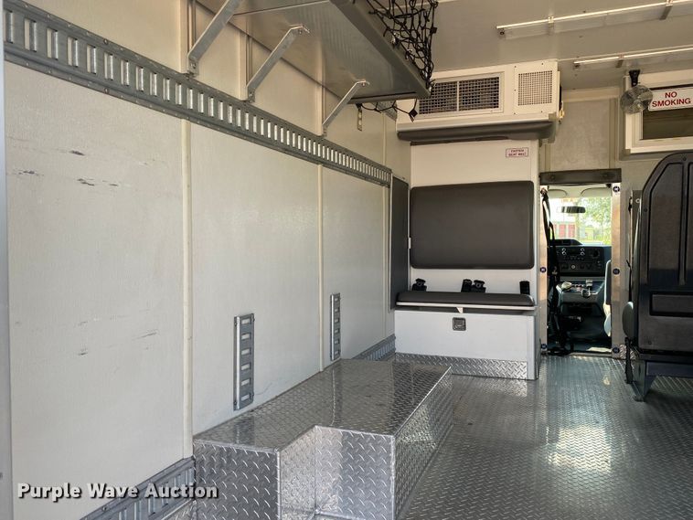 image for item JW9423 2011 Ford E450 Super Duty  delivery van