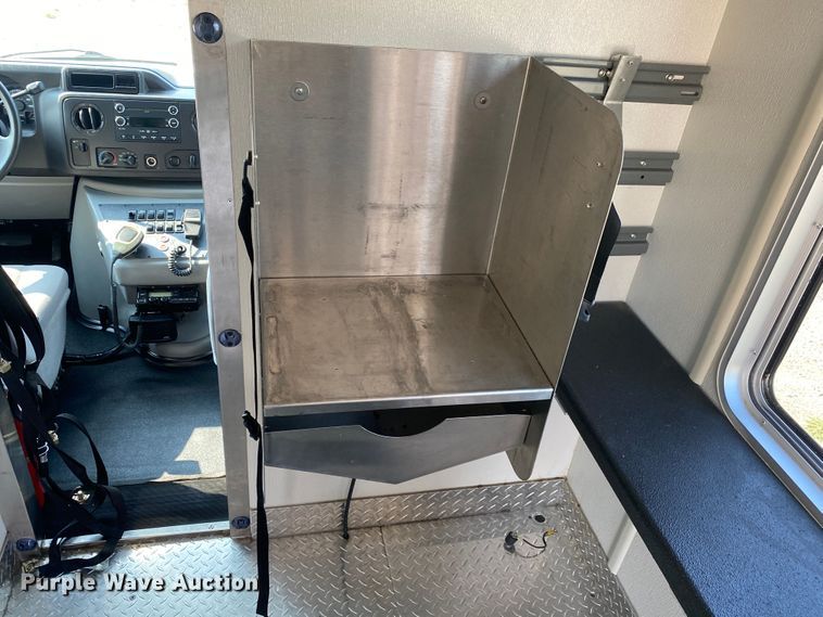 image for item JW9423 2011 Ford E450 Super Duty  delivery van