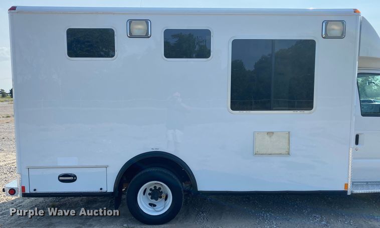 image for item JW9423 2011 Ford E450 Super Duty  delivery van