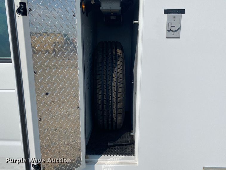 image for item JW9423 2011 Ford E450 Super Duty  delivery van