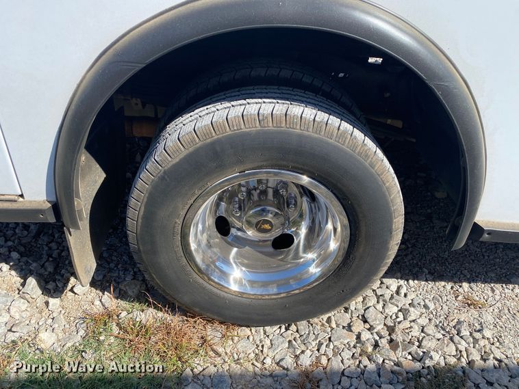 image for item JW9423 2011 Ford E450 Super Duty  delivery van