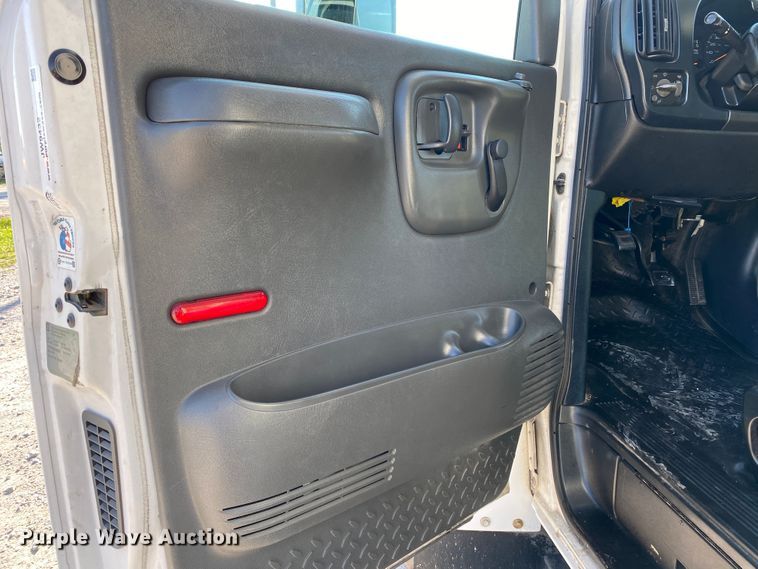 image for item JW9432 2008 GMC C5500  party bus