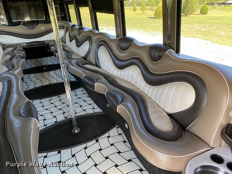 image for item JW9432 2008 GMC C5500  party bus