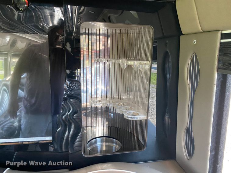 image for item JW9432 2008 GMC C5500  party bus