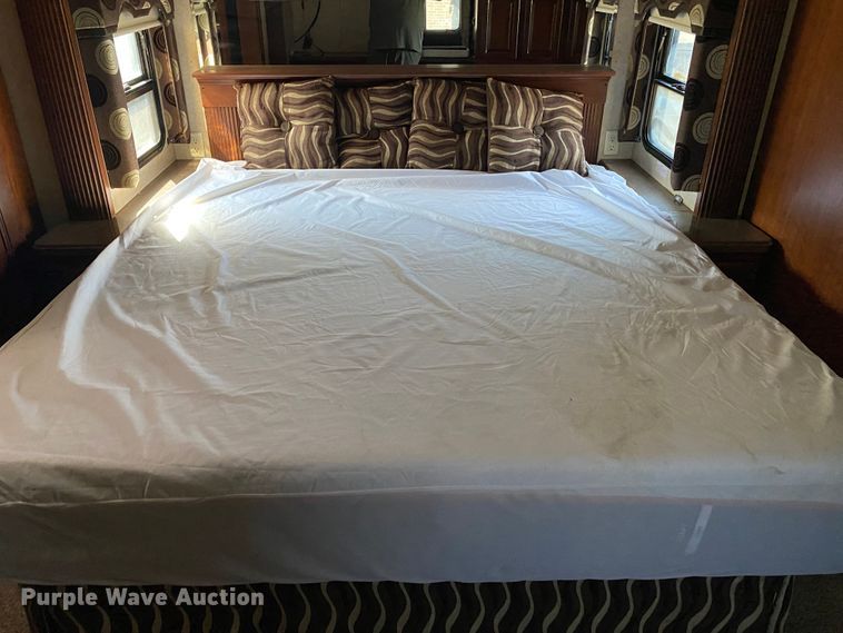 image for item JW9497 2009 Freightliner XC-R Mandalay  RV