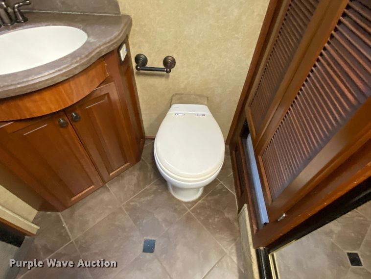 image for item JW9497 2009 Freightliner XC-R Mandalay  RV