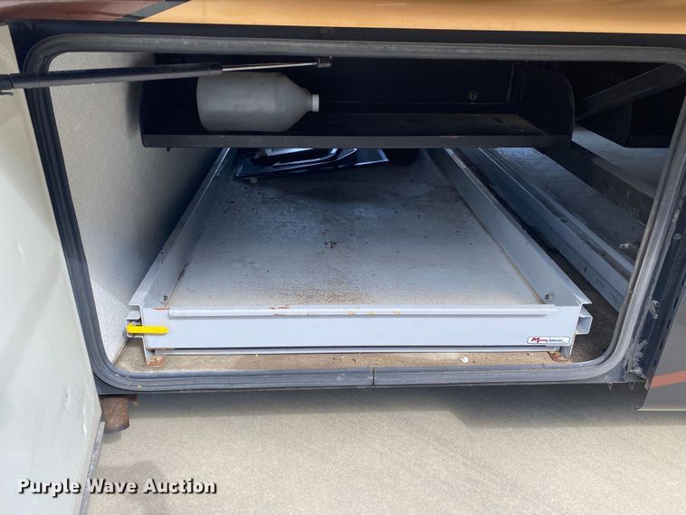 image for item JW9497 2009 Freightliner XC-R Mandalay  RV