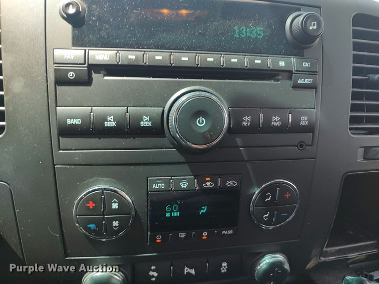 image for item LK9128 2013 Chevrolet Silverado 1500  Crew Cab pickup truck