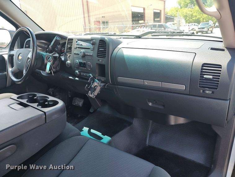 image for item LK9128 2013 Chevrolet Silverado 1500  Crew Cab pickup truck