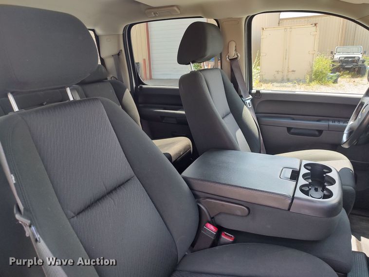 image for item LK9128 2013 Chevrolet Silverado 1500  Crew Cab pickup truck