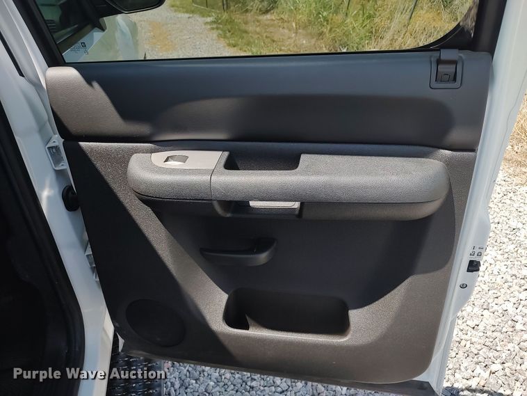 image for item LK9128 2013 Chevrolet Silverado 1500  Crew Cab pickup truck