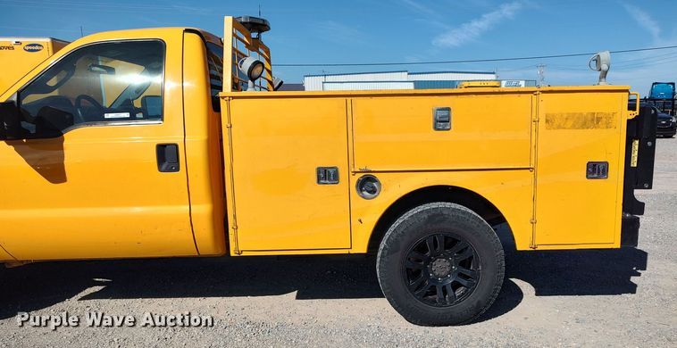 image for item LK9277 2015 Ford F350 Super Duty  utility bed pickup truck