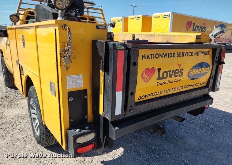 image for item LK9780 2015 Chevrolet Silverado 3500HD  utility bed pickup truck