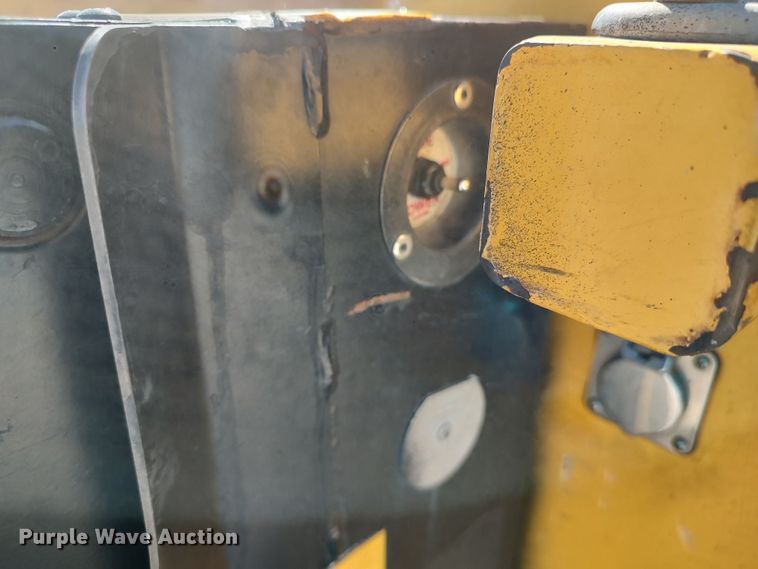 image for item LK9780 2015 Chevrolet Silverado 3500HD  utility bed pickup truck