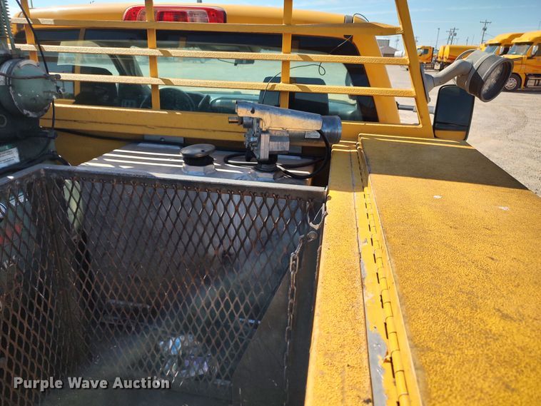 image for item LK9780 2015 Chevrolet Silverado 3500HD  utility bed pickup truck