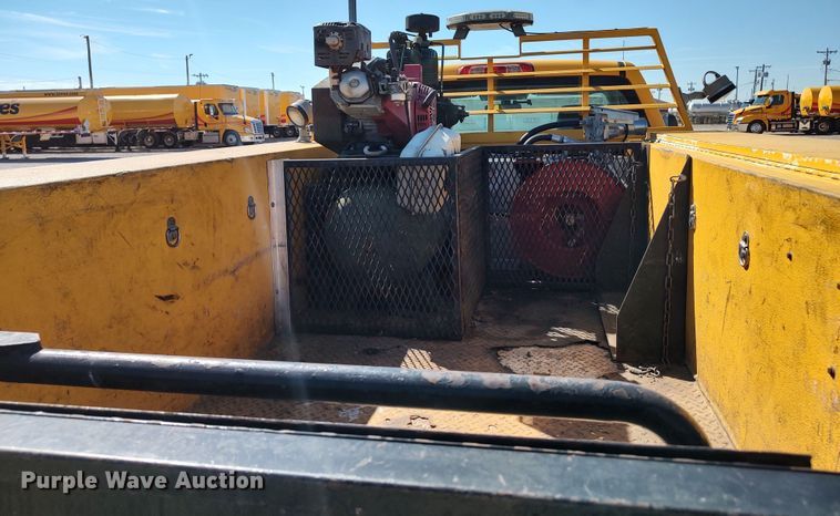 image for item LK9783 2015 Chevrolet Silverado 3500HD  utility bed pickup truck