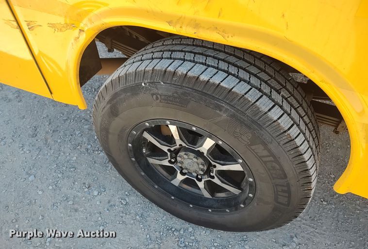 image for item LK9784 2017 Chevrolet Silverado 3500HD  utility bed pickup truck