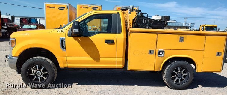 image for item LK9787 2017 Ford F350 Super Duty  utility bed pickup truck