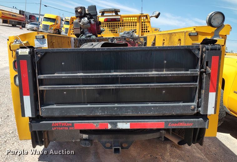 image for item LK9793 2017 Chevrolet Silverado 3500HD  utility bed pickup truck