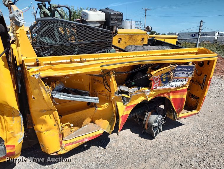 image for item LK9793 2017 Chevrolet Silverado 3500HD  utility bed pickup truck