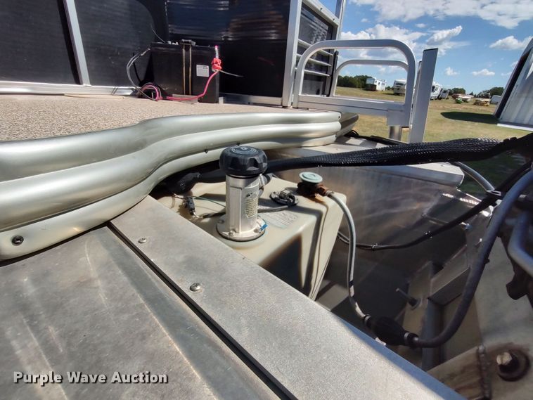 image for item LK9836 2017 Lowe SF214  boat