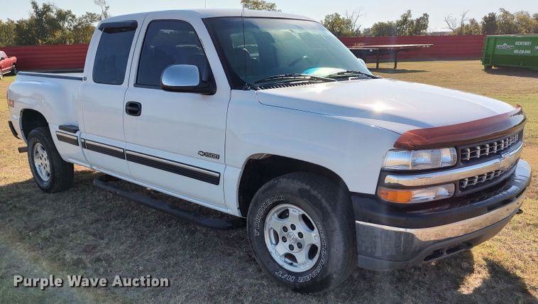 image for item LK9853 2000 Chevrolet Silverado 1500  Ext. Cab pickup truck