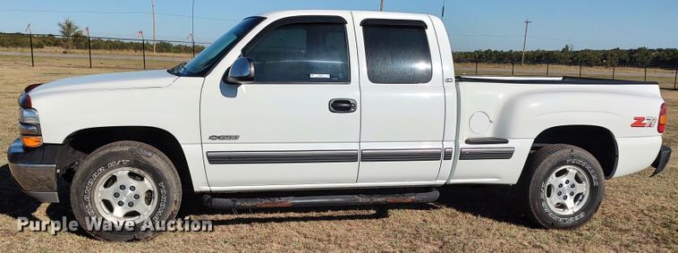 image for item LK9853 2000 Chevrolet Silverado 1500  Ext. Cab pickup truck
