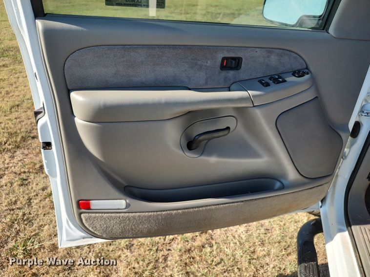 image for item LK9853 2000 Chevrolet Silverado 1500  Ext. Cab pickup truck