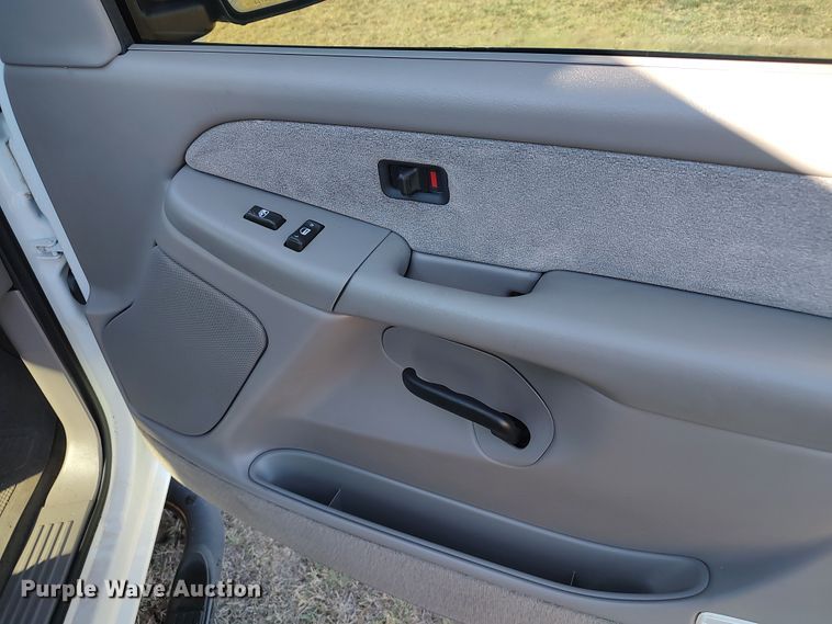 image for item LK9853 2000 Chevrolet Silverado 1500  Ext. Cab pickup truck