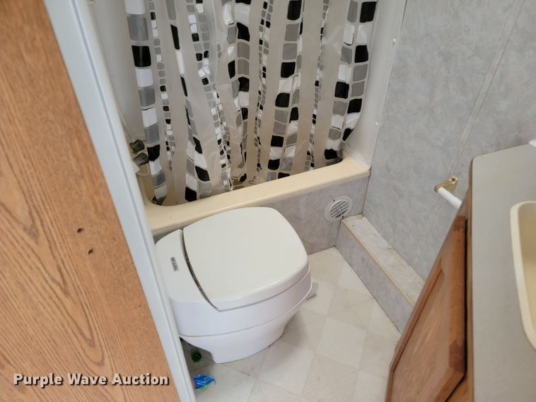 image for item LO9044 2000 Sportsmen 2854P  camper