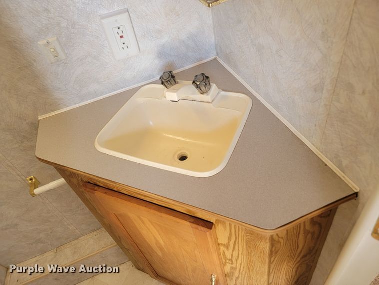 image for item LO9044 2000 Sportsmen 2854P  camper