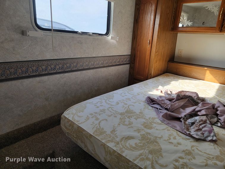 image for item LO9044 2000 Sportsmen 2854P  camper