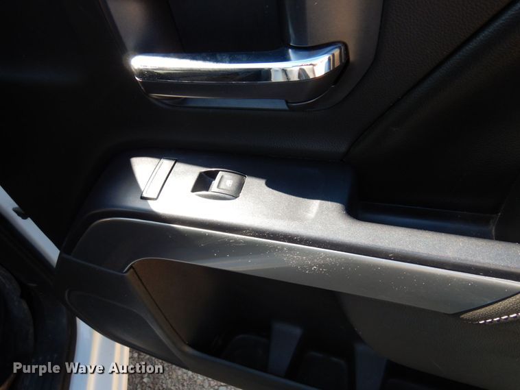 image for item MH9217 2015 Chevrolet Silverado 1500  Crew Cab pickup truck