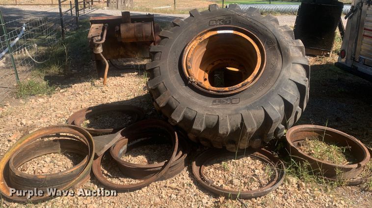 image for item MH9792 23.5-25 tire