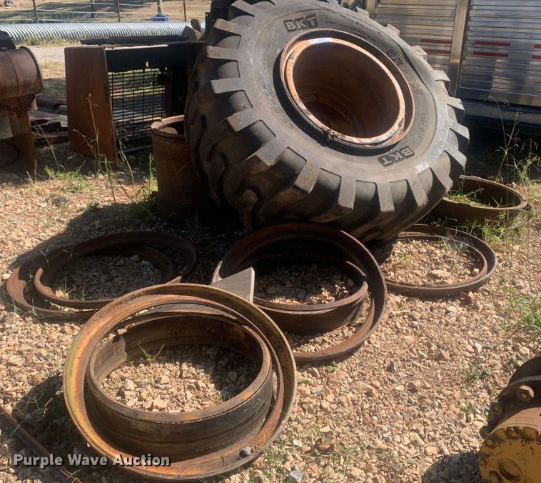 image for item MH9792 23.5-25 tire