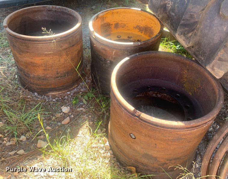 image for item MH9792 23.5-25 tire